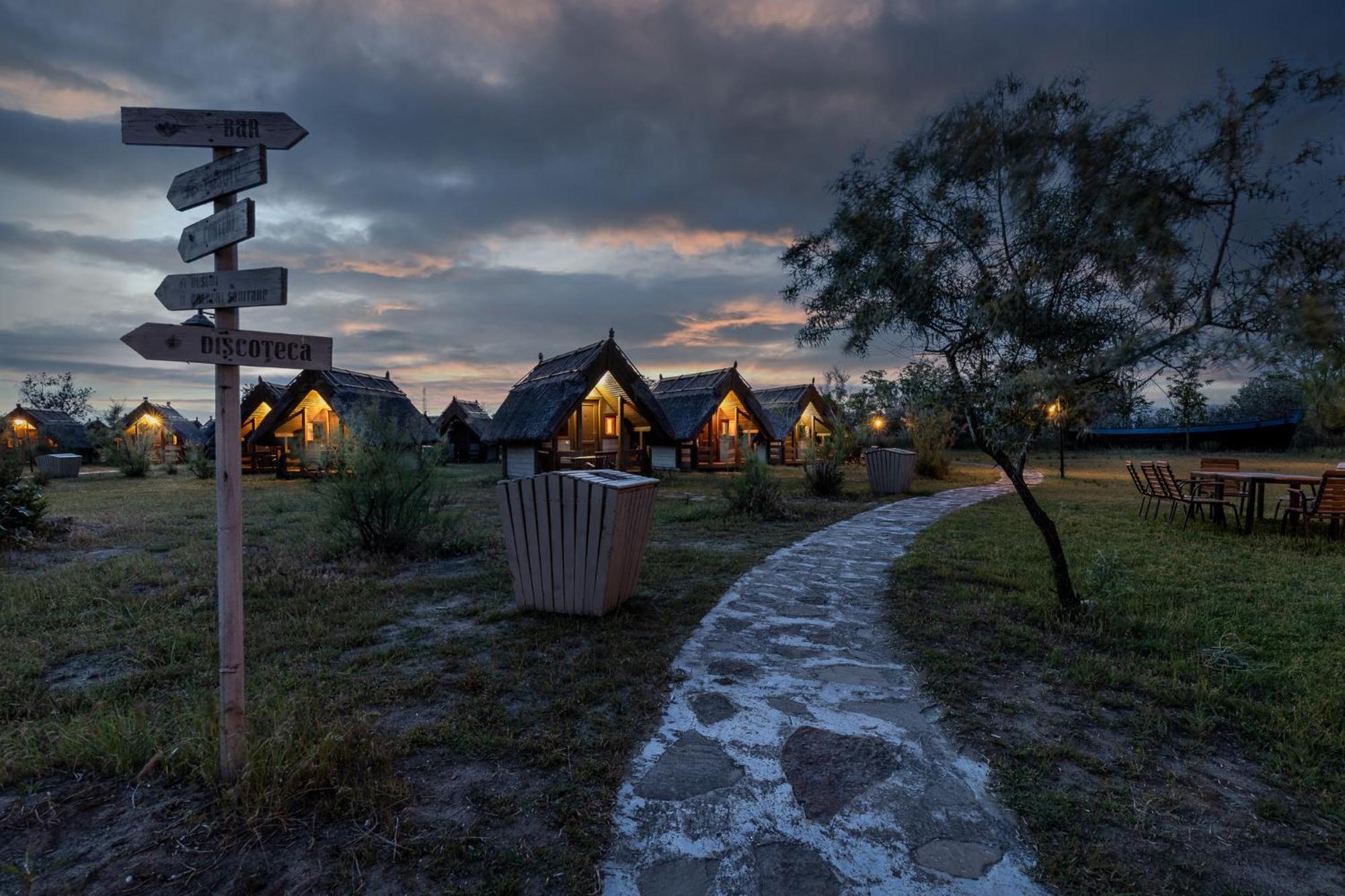 Dolphin Camping Hotel Sfântu Gheorghe Eksteriør billede