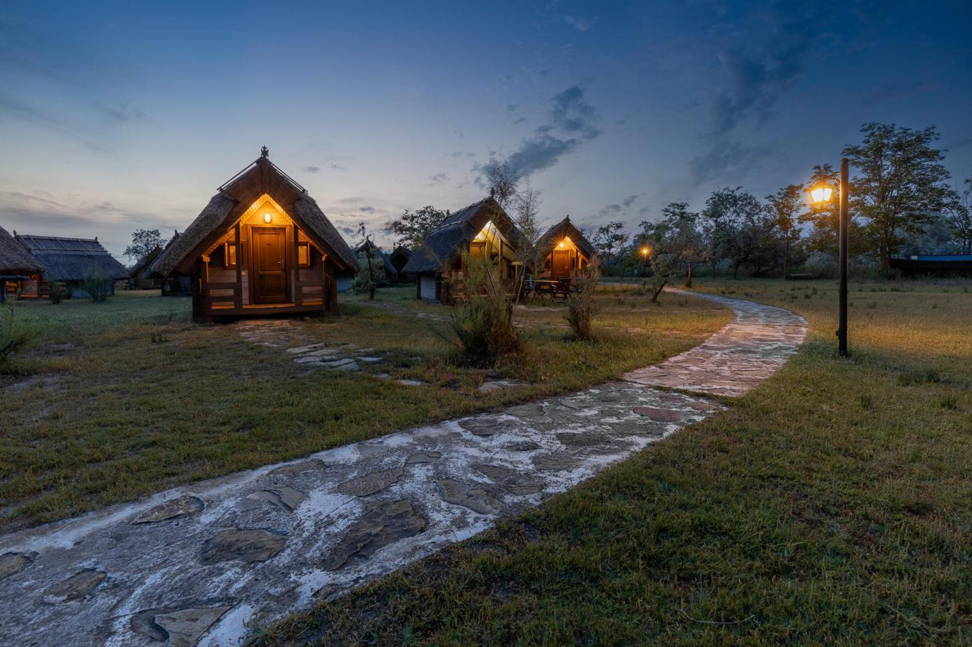 Dolphin Camping Hotel Sfântu Gheorghe Eksteriør billede