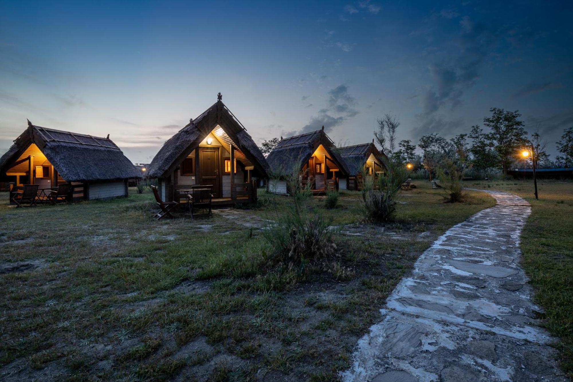 Dolphin Camping Hotel Sfântu Gheorghe Eksteriør billede