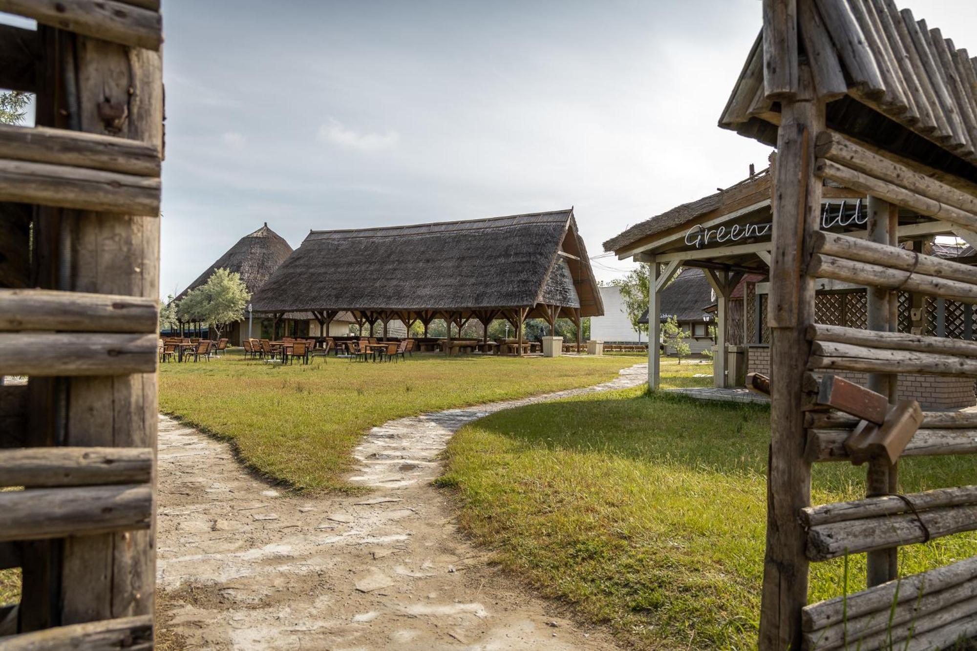 Dolphin Camping Hotel Sfântu Gheorghe Eksteriør billede