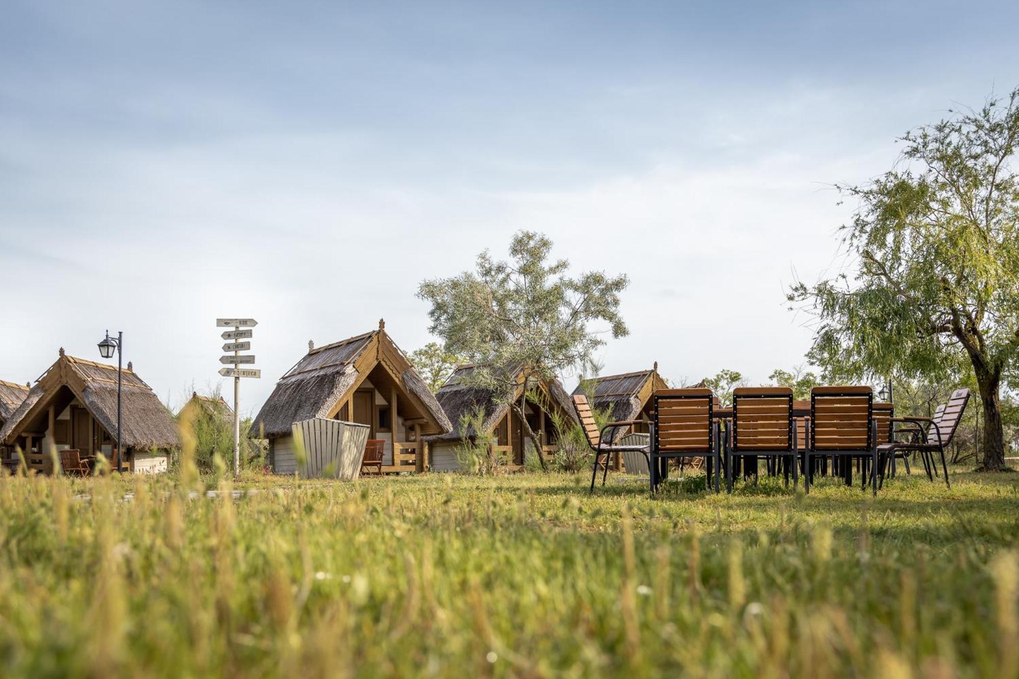 Dolphin Camping Hotel Sfântu Gheorghe Eksteriør billede