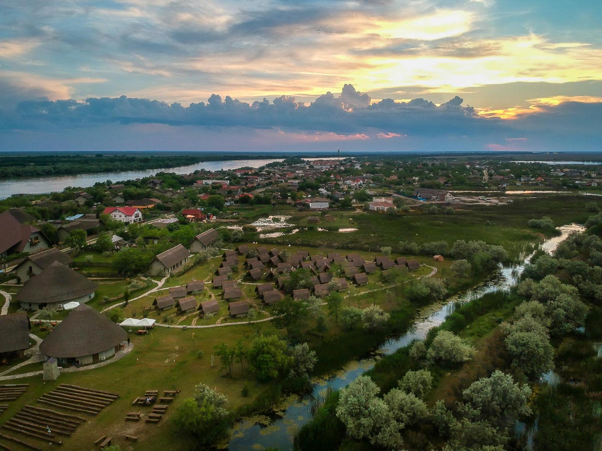 Dolphin Camping Hotel Sfântu Gheorghe Eksteriør billede