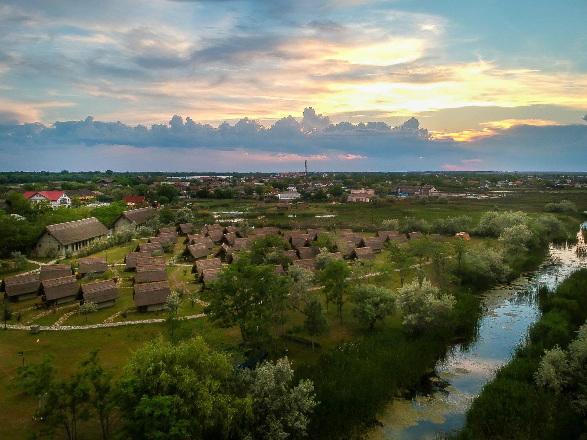 Dolphin Camping Hotel Sfântu Gheorghe Eksteriør billede