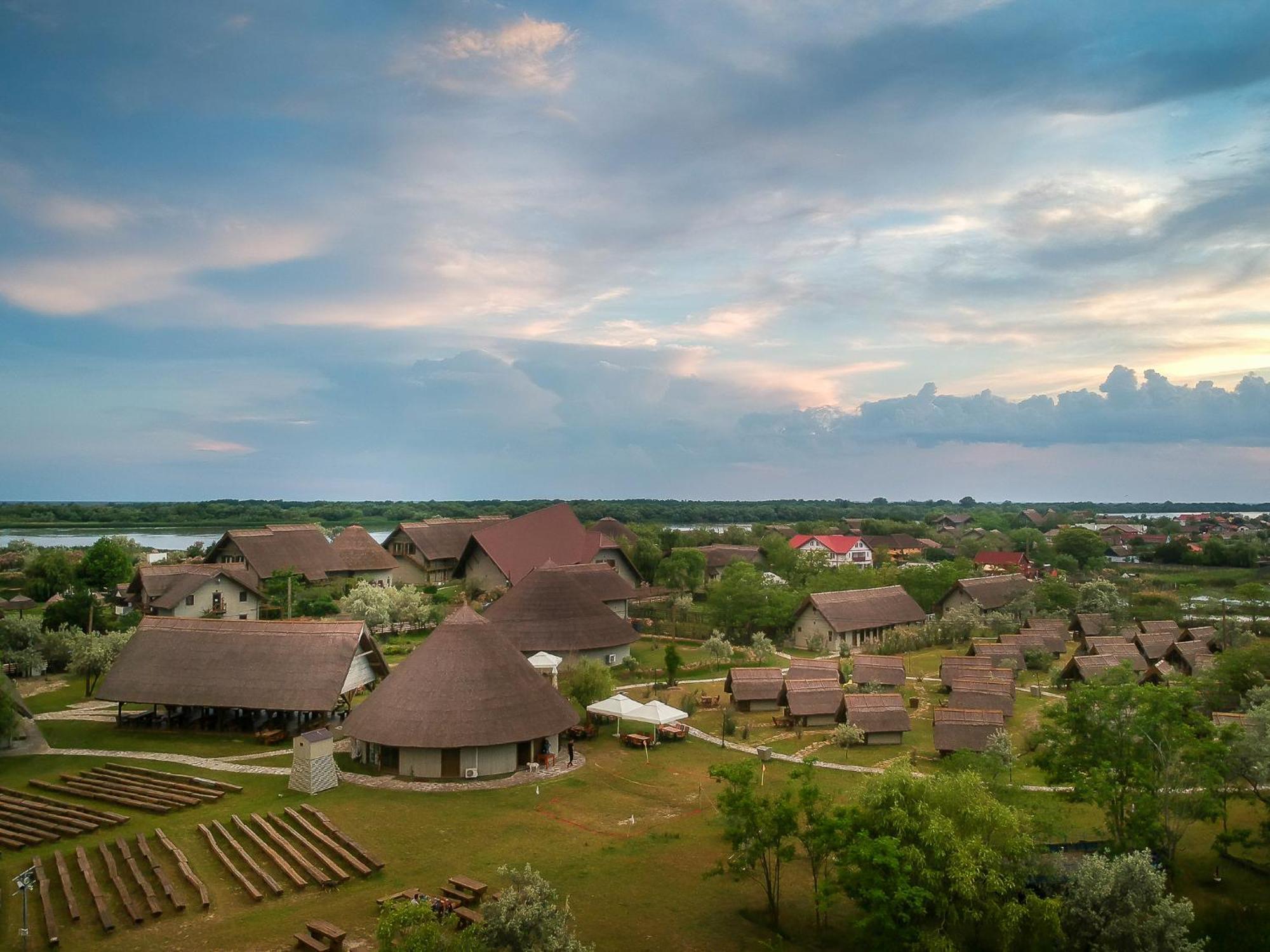 Dolphin Camping Hotel Sfântu Gheorghe Eksteriør billede