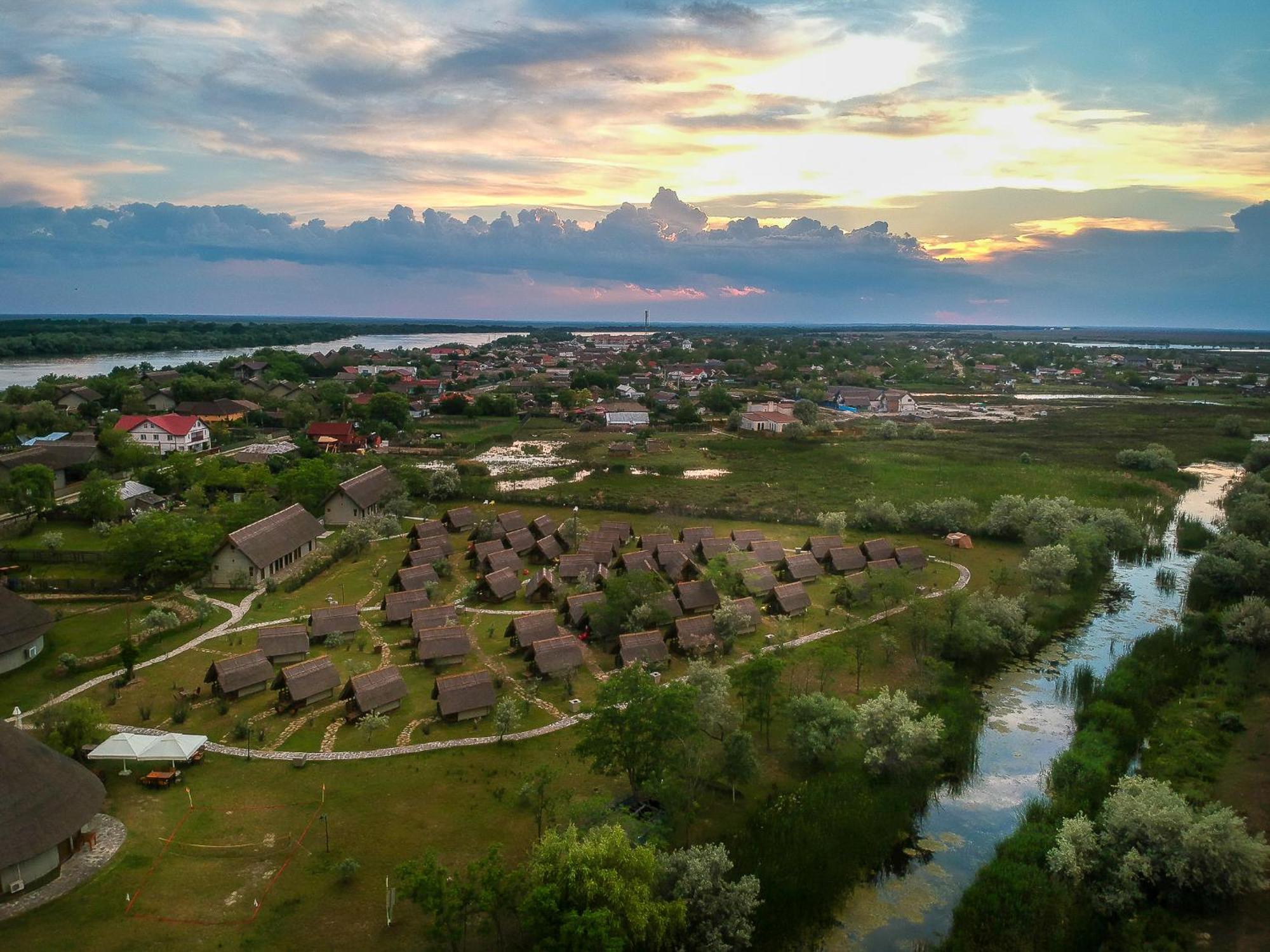 Dolphin Camping Hotel Sfântu Gheorghe Eksteriør billede