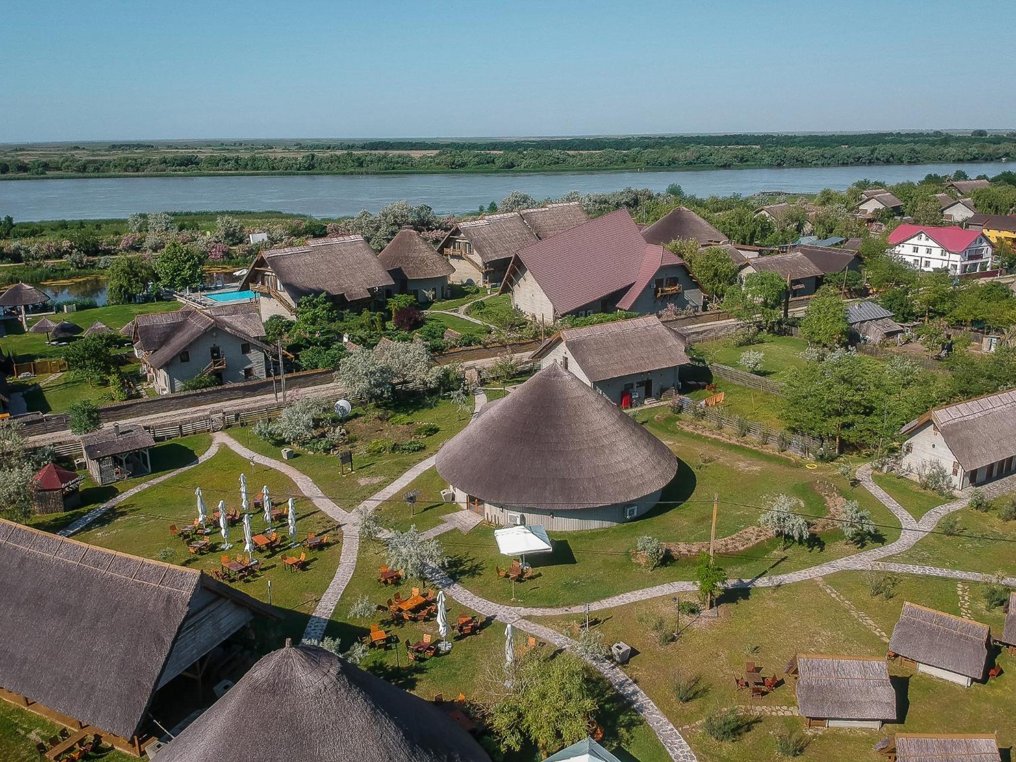 Dolphin Camping Hotel Sfântu Gheorghe Eksteriør billede