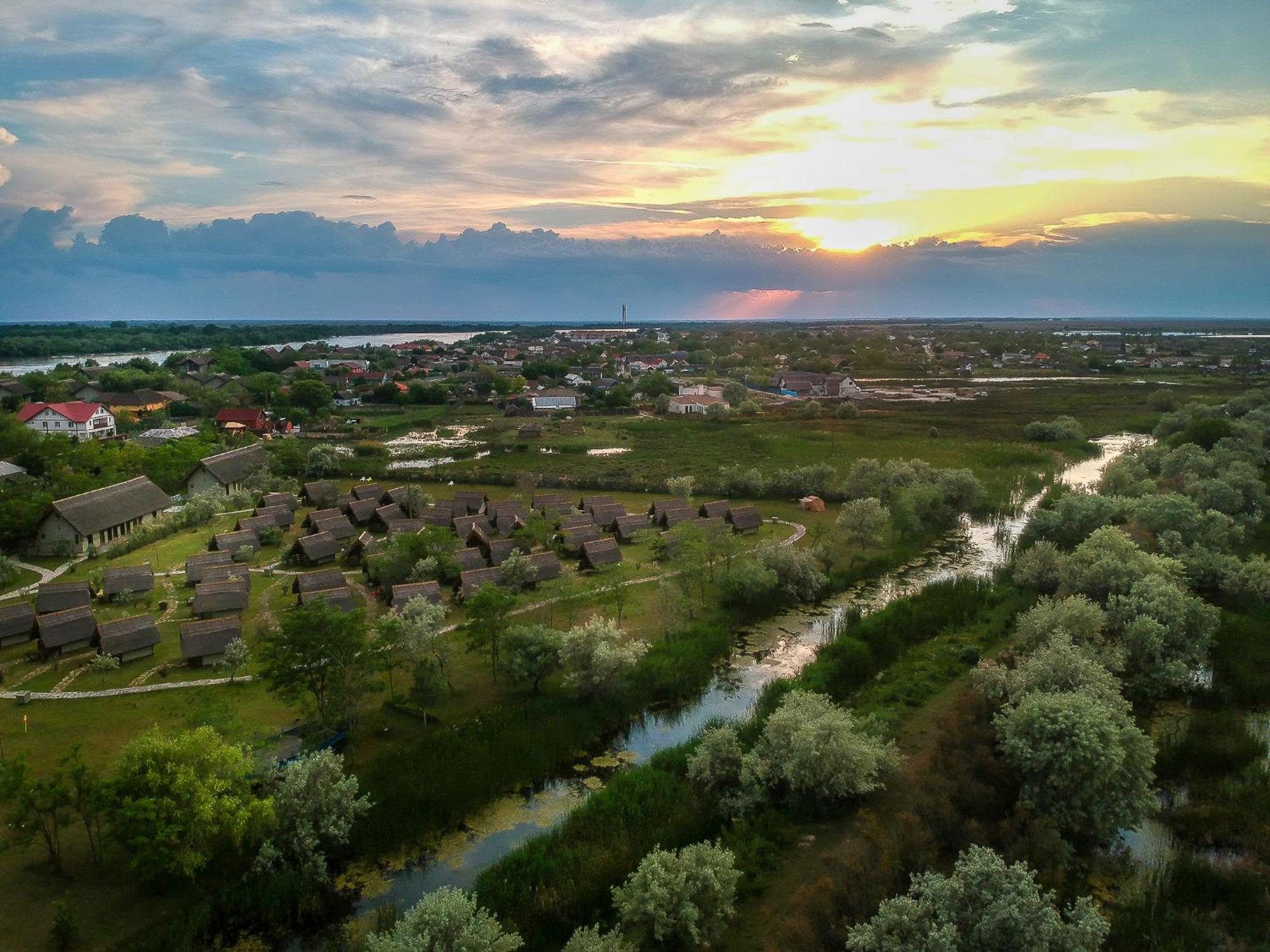 Dolphin Camping Hotel Sfântu Gheorghe Eksteriør billede